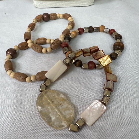 Set of 8 wooden and shell bead stretch style bracelets - Picture 6 of 8